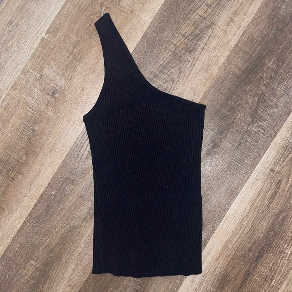 LACAUSA Ribbed Black One Shoulder Top